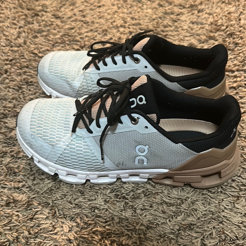 ON Cloud flyer shoes